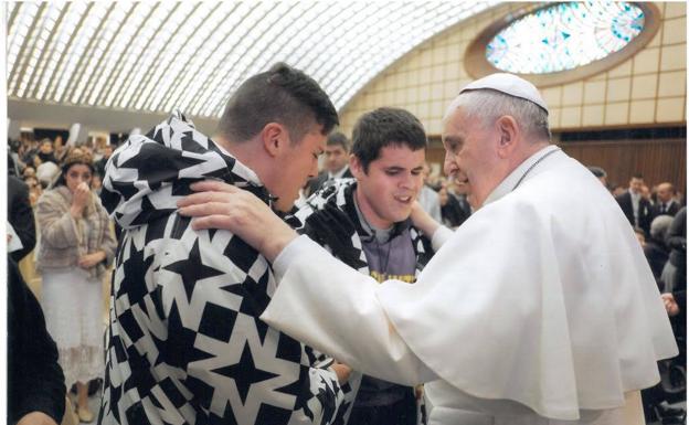 El joven tenor, con su hermano y el Papa Francisco.