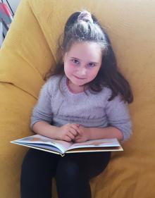 Imagen secundaria 2 - Niños participantes en el concurso 'Yo me quedo en casa leyendo'.