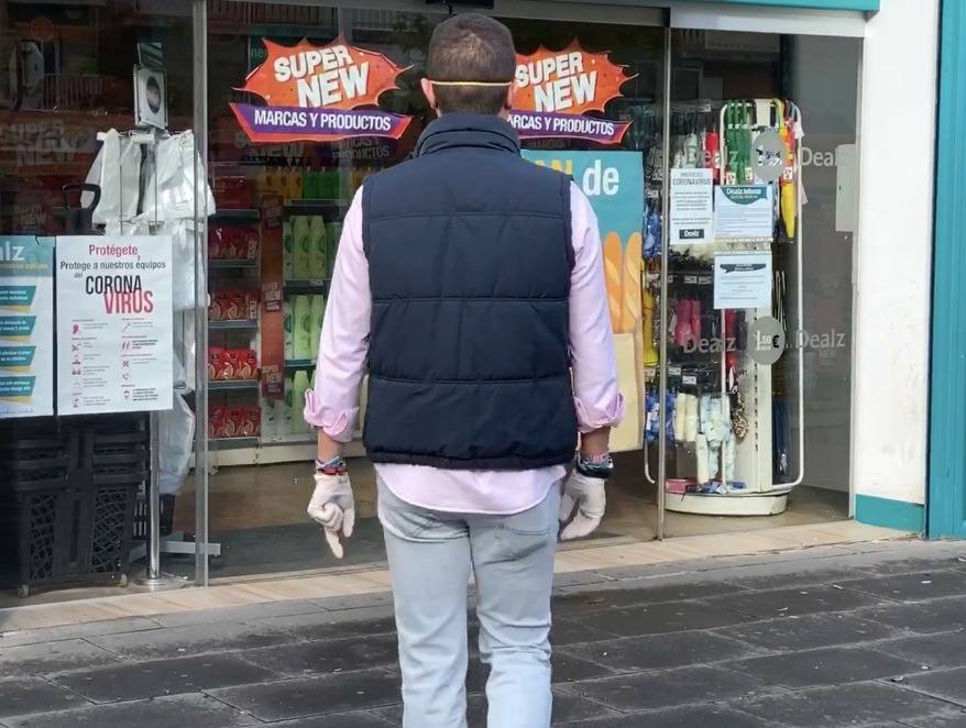 Imagen principal - Arriba, entrando a la tienda. Debajo, llamando al porterillo y José Antonio Gámiz, hermano mayor de la Borriquilla.