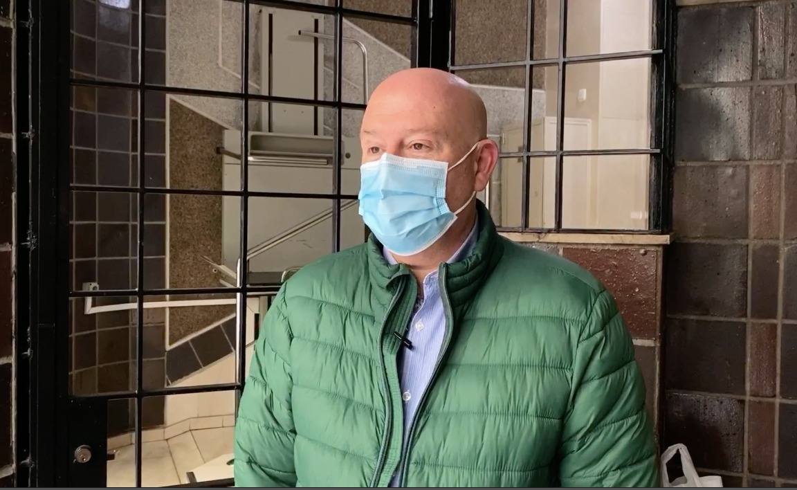 Imagen secundaria 2 - Arriba, entrando a la tienda. Debajo, llamando al porterillo y José Antonio Gámiz, hermano mayor de la Borriquilla.