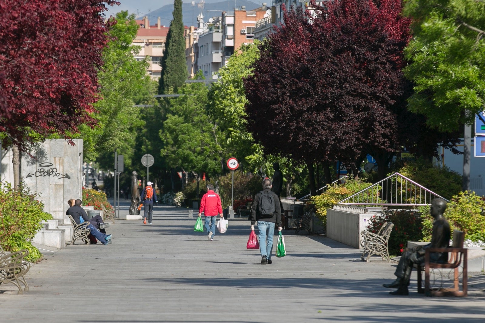 Este miércoles de cuarentena los granadinos tratan de hacer vida normal en una ciudad desértica