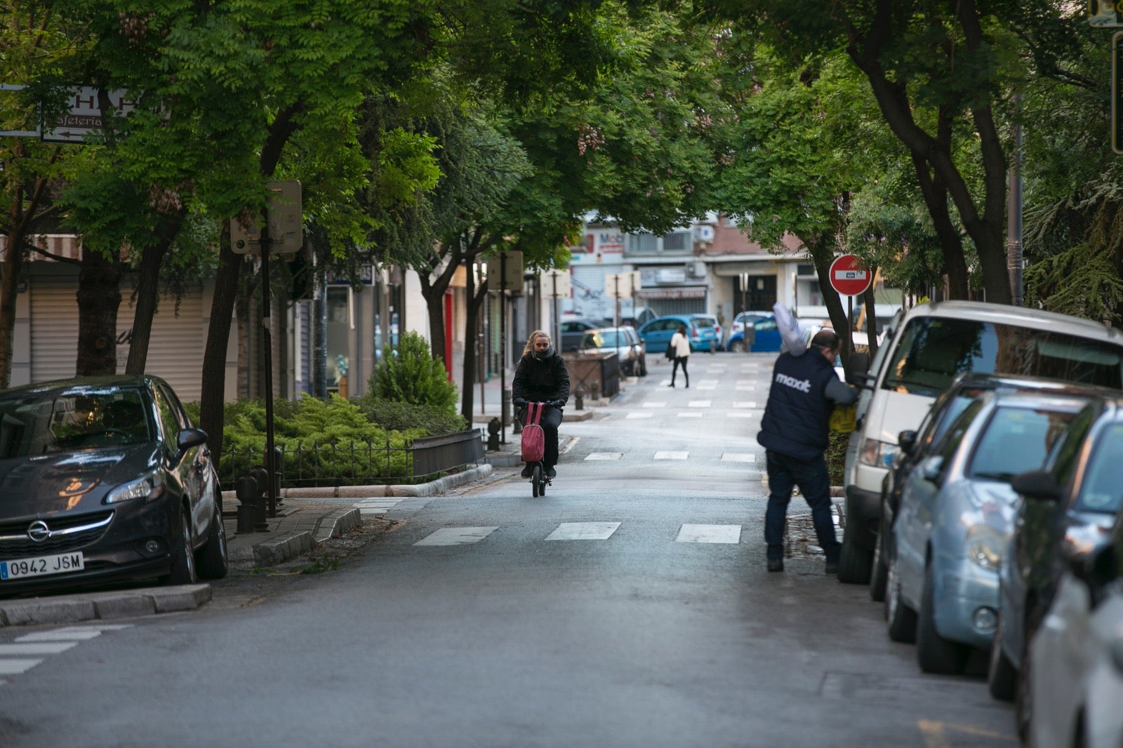 Este miércoles de cuarentena los granadinos tratan de hacer vida normal en una ciudad desértica