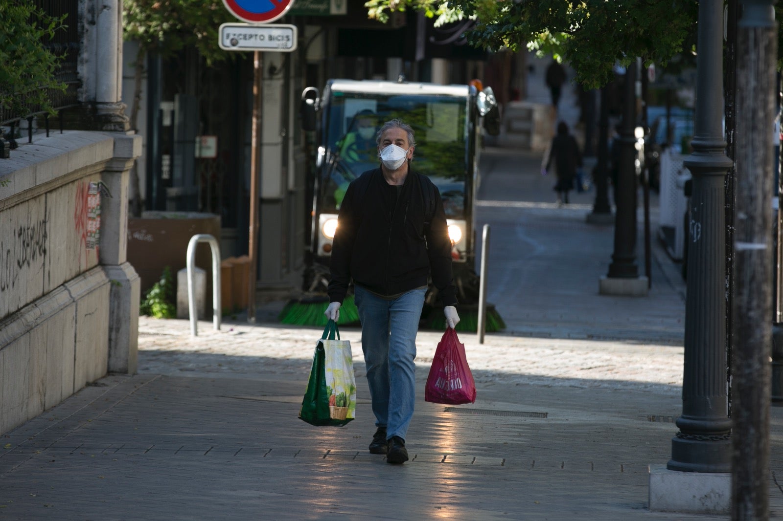 Este miércoles de cuarentena los granadinos tratan de hacer vida normal en una ciudad desértica