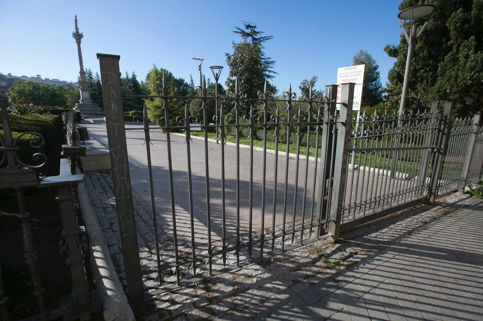 Este miércoles de cuarentena los granadinos tratan de hacer vida normal en una ciudad desértica