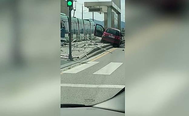 Granada | Aparatoso accidente en el PTS al chocar un conductor con una parada de metro