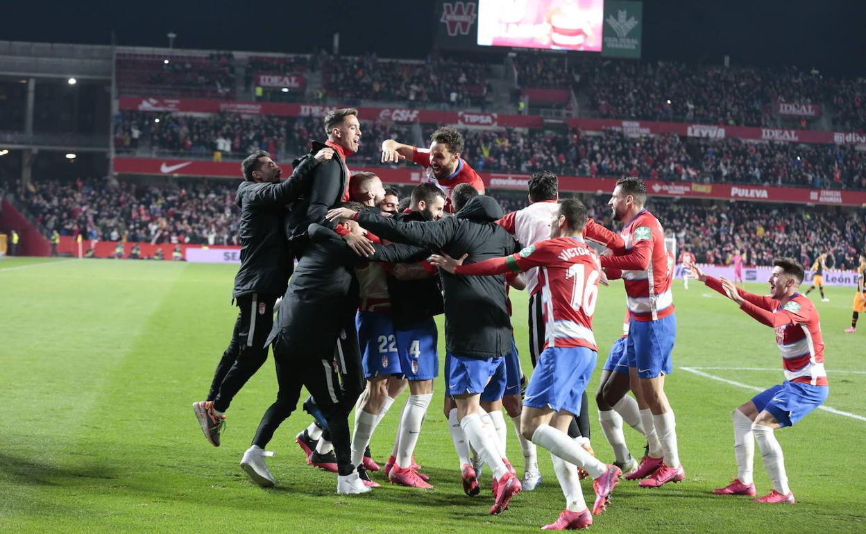 Los jugadores celebran un gol. 