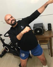 Imagen secundaria 2 - La Policía Local de Íllora y voluntarios del Ayuntamiento recogiendo las bicicletas para repartirlas a los alumnos. A la derecha Isaac, el instructor, en la sala que ha acondicionado en casa para impartir las clases. 