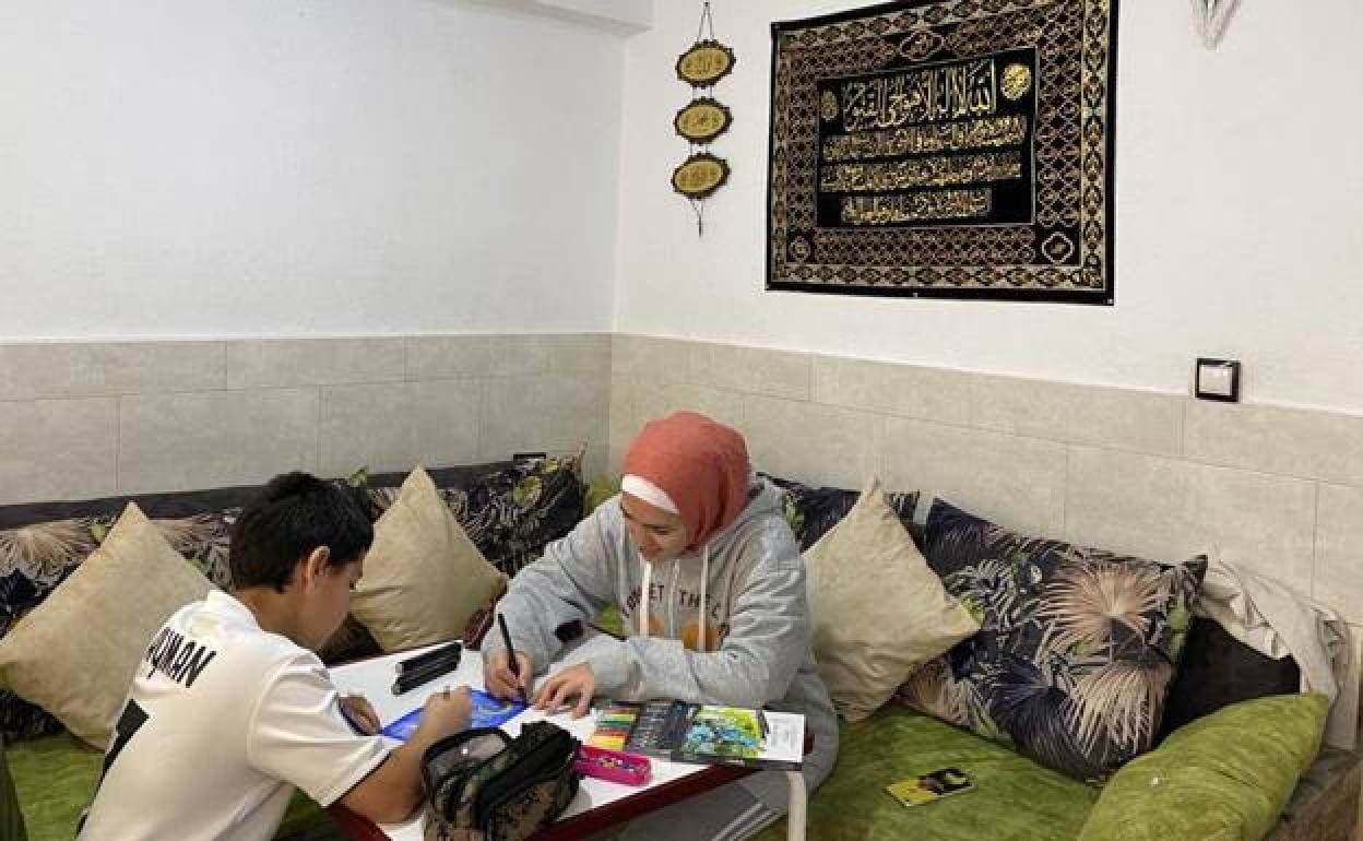 Los hijos de una familia musulmana de Almería estudian en el salón durante la cuarentena. 