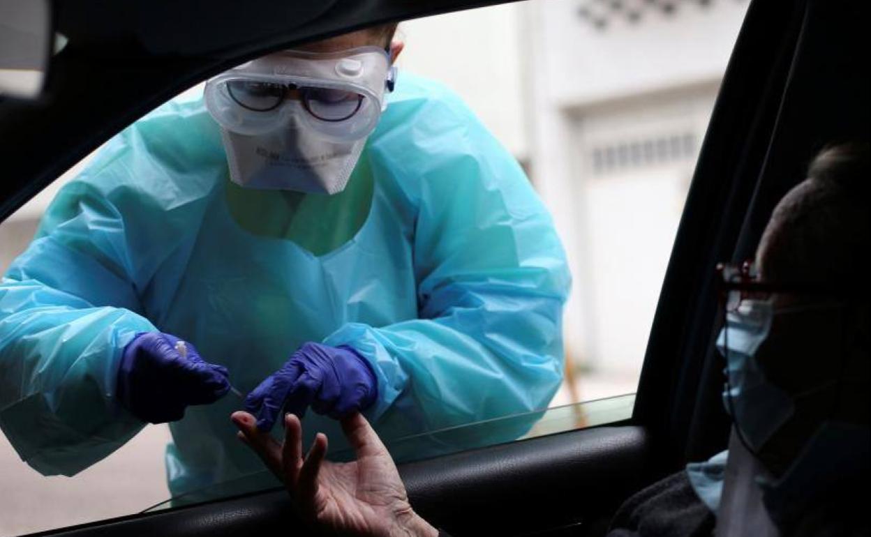 En sanitario toma una muestra de sangre para realizar un test en A Estrada (Pontevedra).