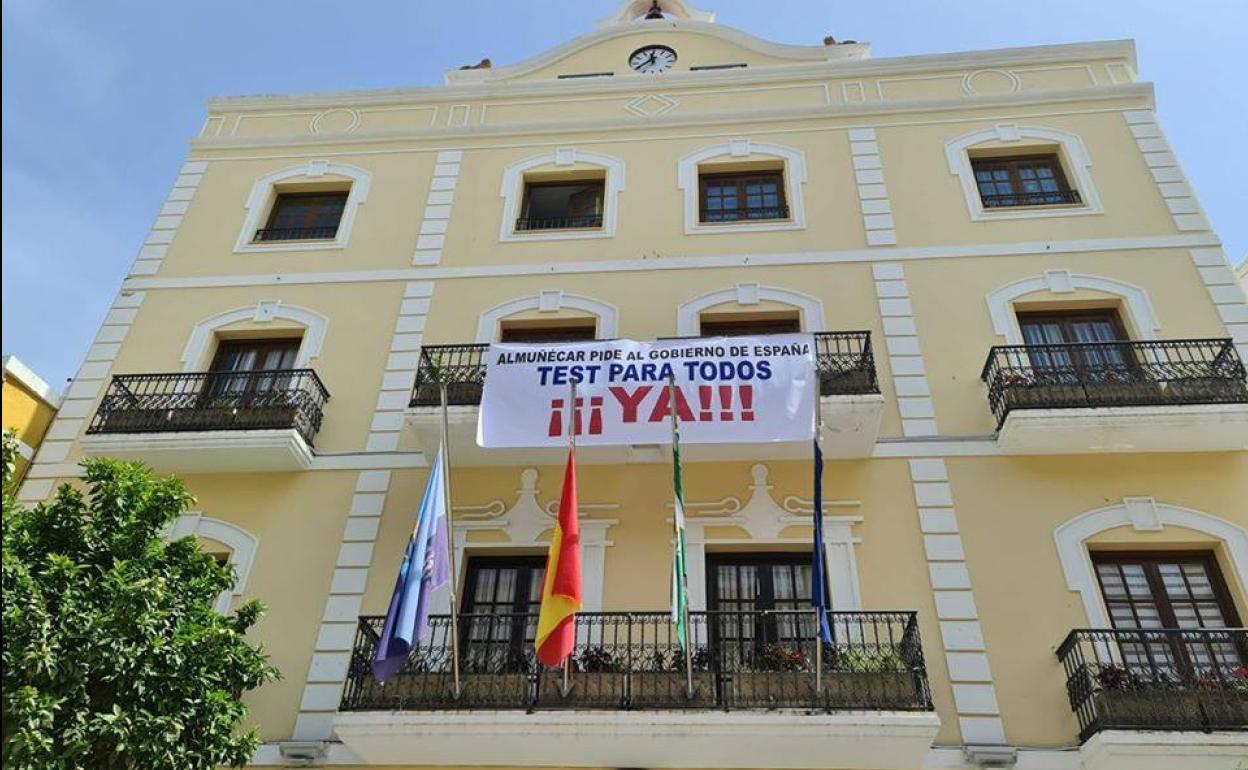 La pancharta cuelga desde esta mañana en la fachada del Ayuntamiento sexitano.