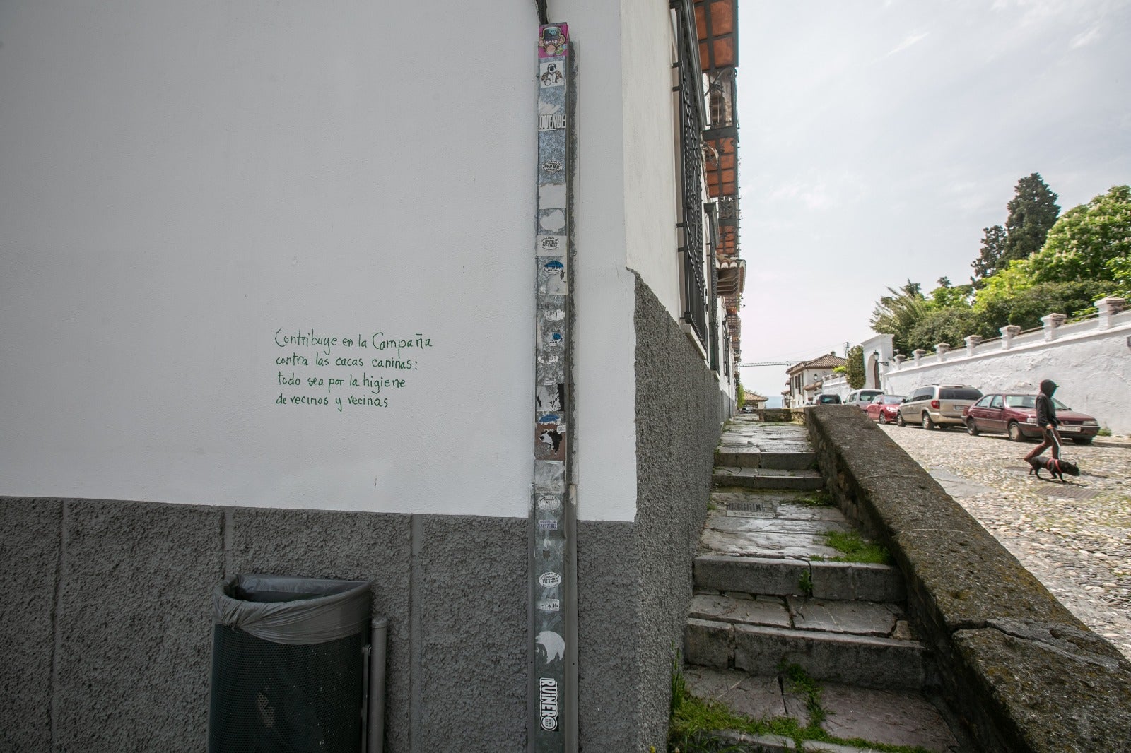 Diferentes poemas en las paredes del barrio recuerdan a los dueños de los canes la importancia de recoger sus heces