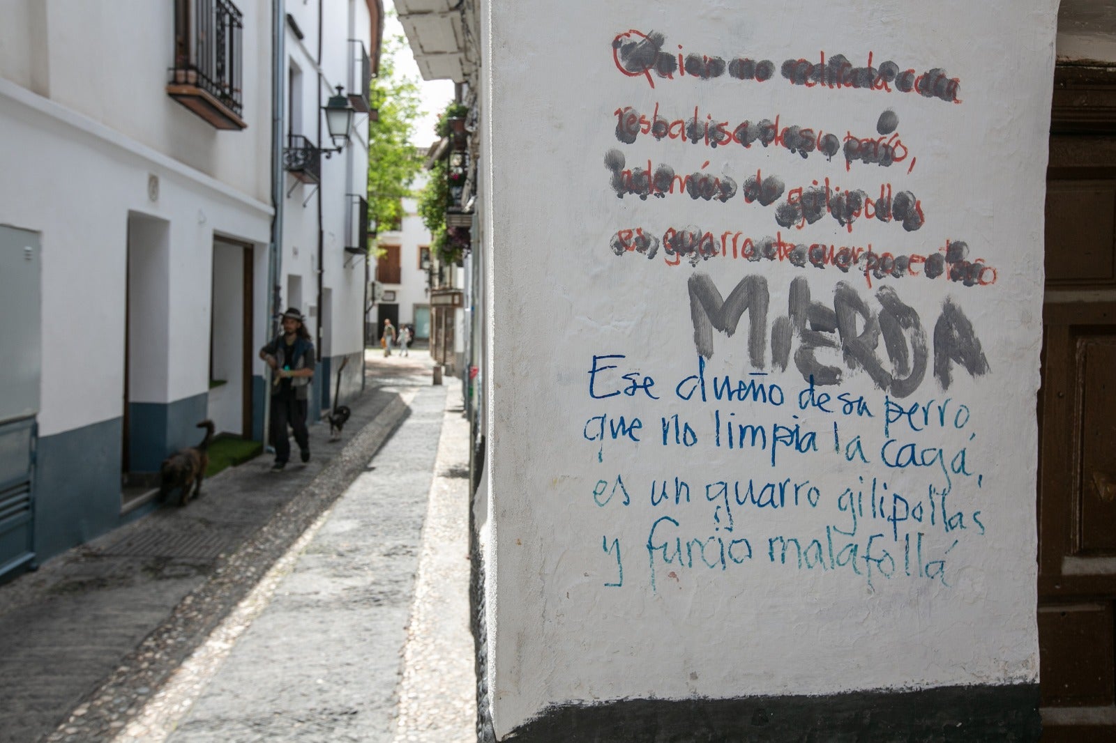 Diferentes poemas en las paredes del barrio recuerdan a los dueños de los canes la importancia de recoger sus heces