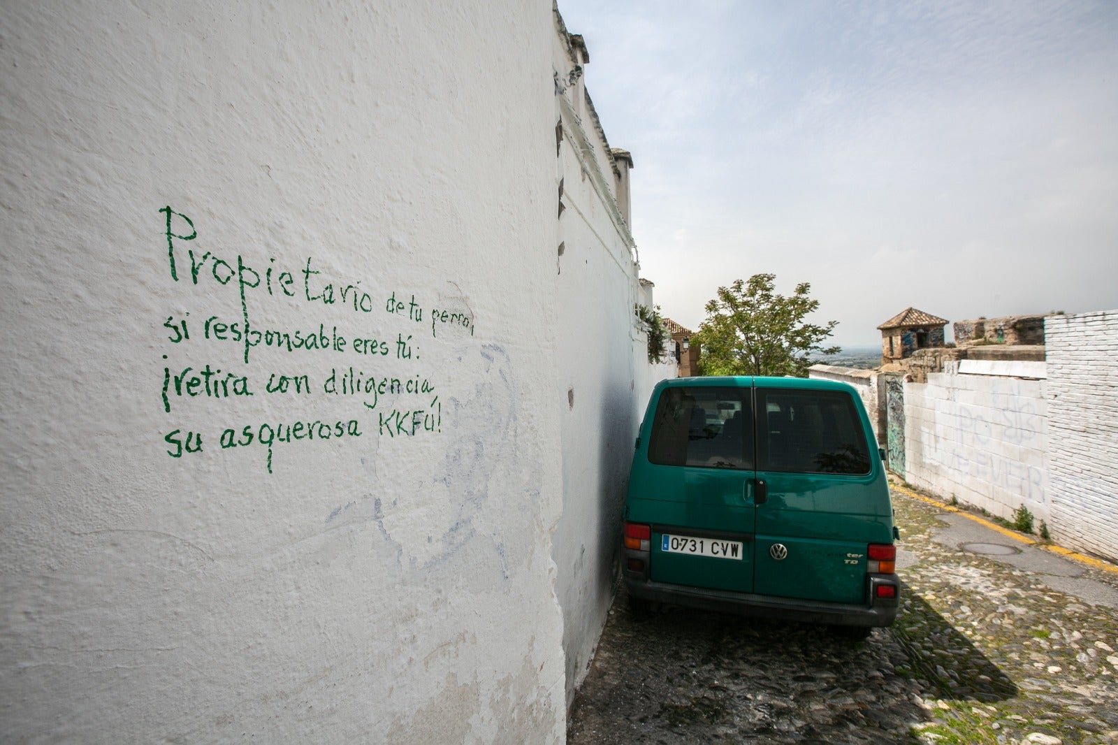 Diferentes poemas en las paredes del barrio recuerdan a los dueños de los canes la importancia de recoger sus heces