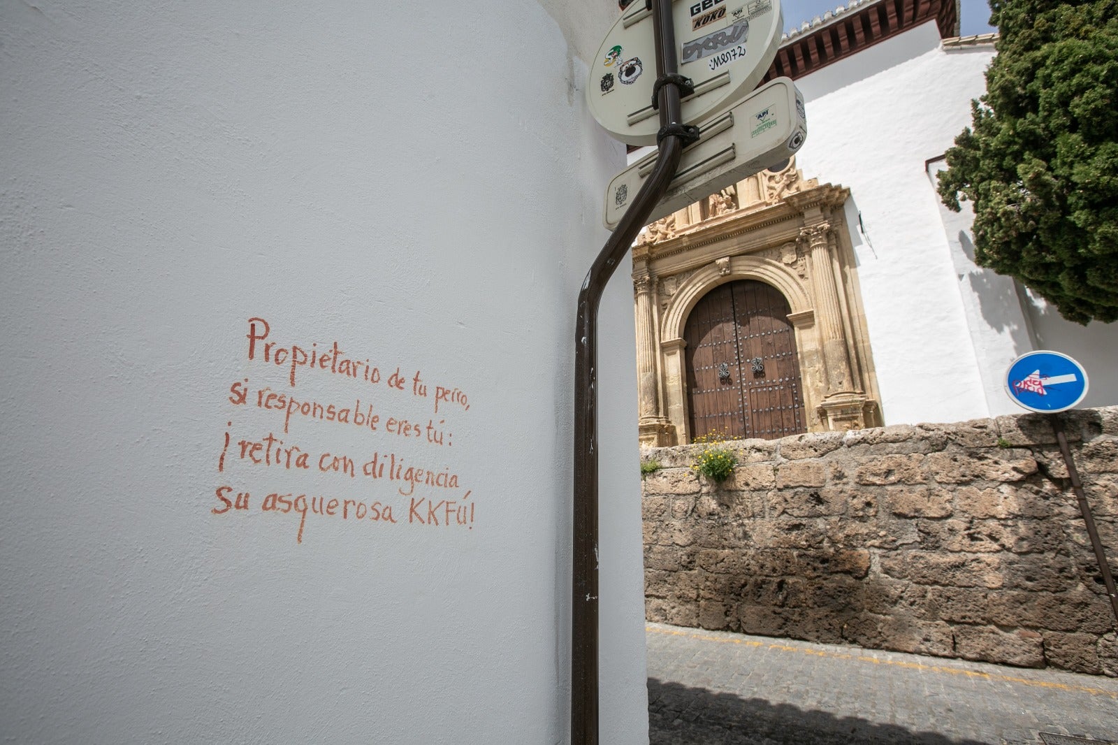 Diferentes poemas en las paredes del barrio recuerdan a los dueños de los canes la importancia de recoger sus heces