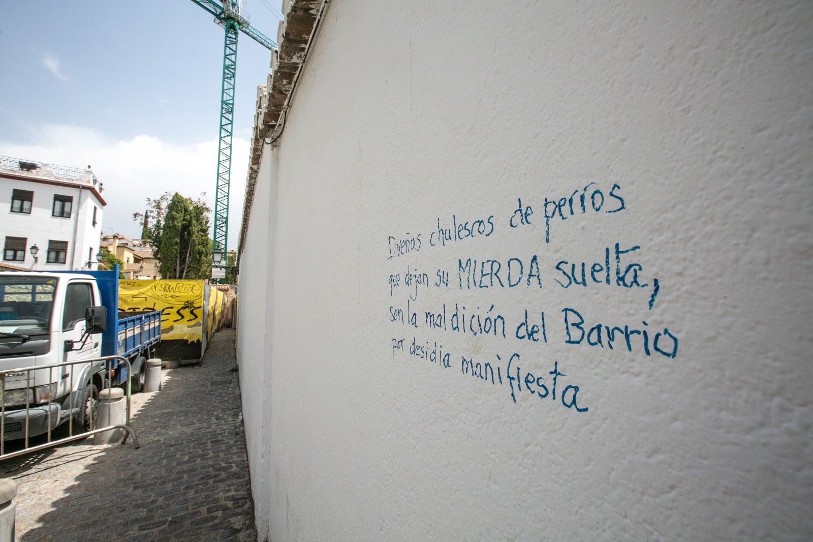 Diferentes poemas en las paredes del barrio recuerdan a los dueños de los canes la importancia de recoger sus heces