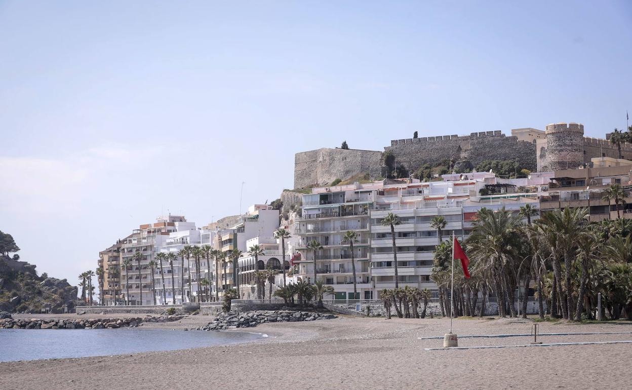 Las bandera roja está colocada en las playas desde hace más de un mes.