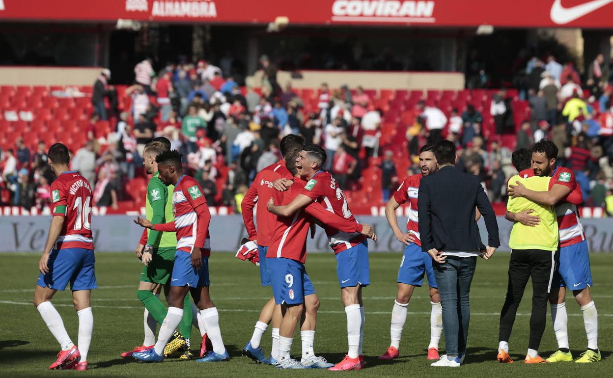 La plantilla, tras un triunfo. 