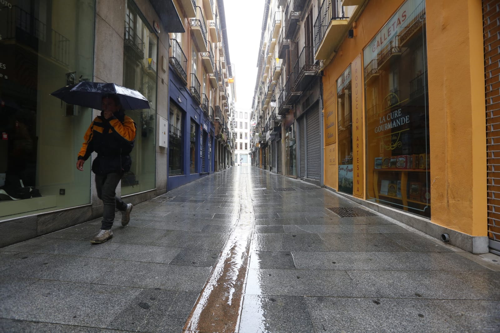 El último sábado sin niños en las calles deja imágenes aún más desiertas de lo habitual por la presencia de lluvia