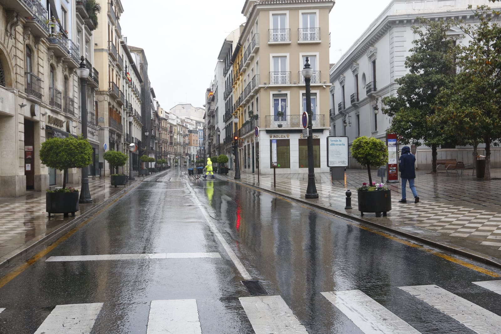 El último sábado sin niños en las calles deja imágenes aún más desiertas de lo habitual por la presencia de lluvia