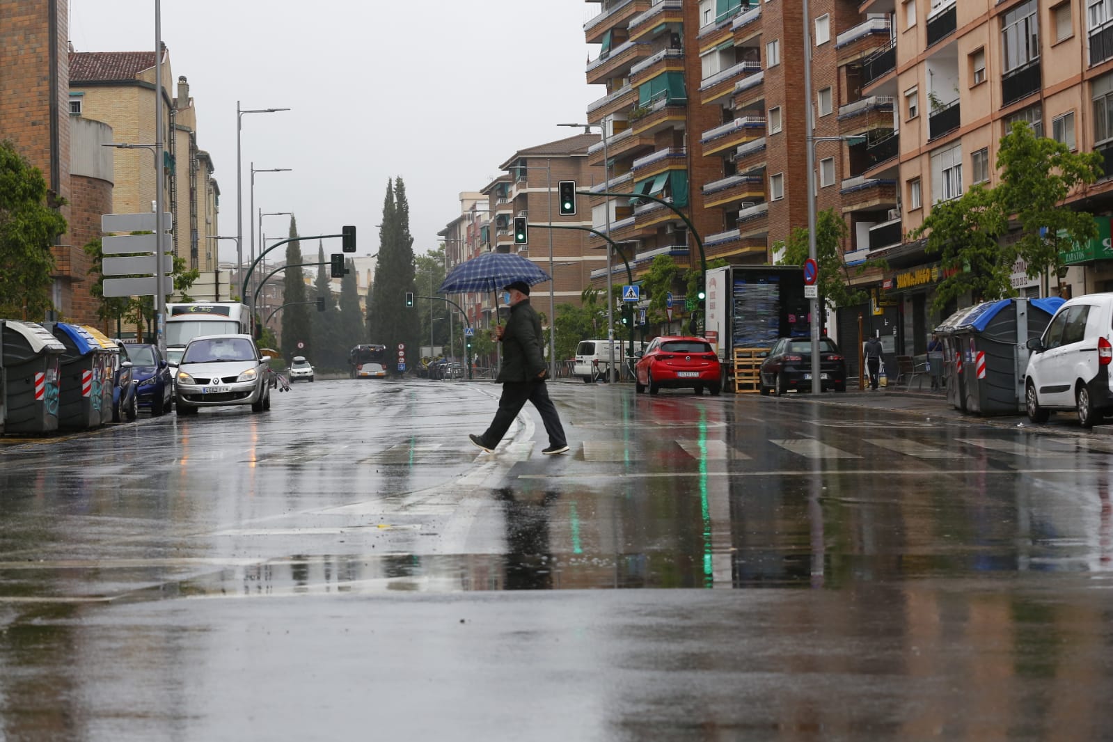 El último sábado sin niños en las calles deja imágenes aún más desiertas de lo habitual por la presencia de lluvia
