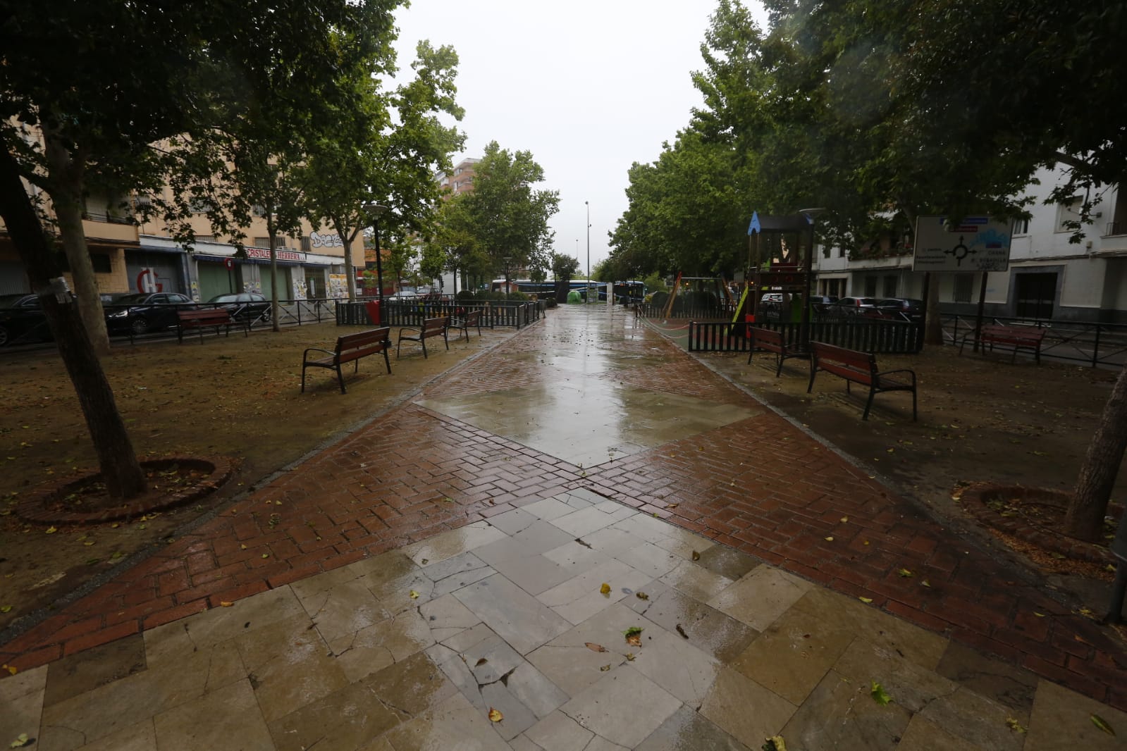 El último sábado sin niños en las calles deja imágenes aún más desiertas de lo habitual por la presencia de lluvia