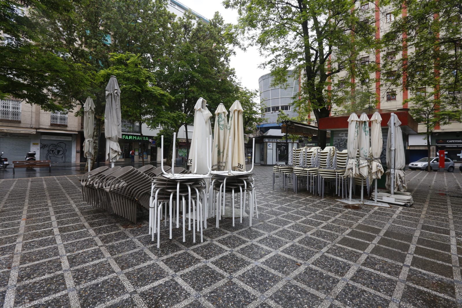 El último sábado sin niños en las calles deja imágenes aún más desiertas de lo habitual por la presencia de lluvia