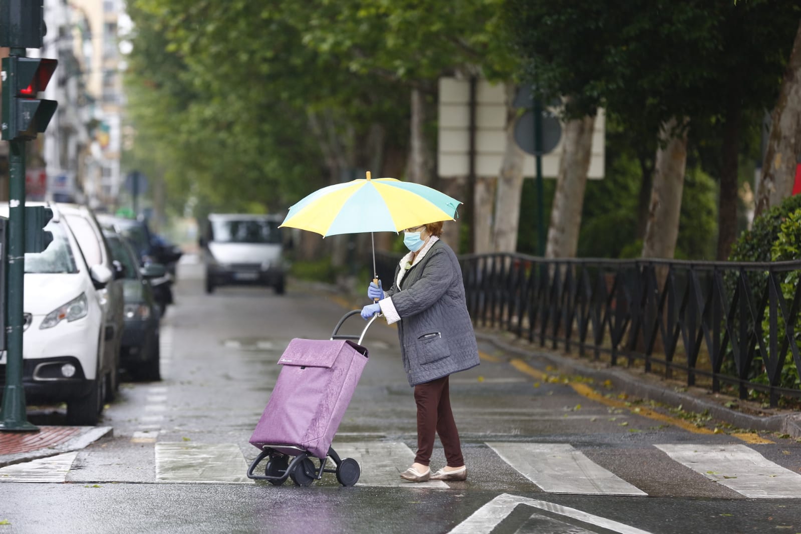 El último sábado sin niños en las calles deja imágenes aún más desiertas de lo habitual por la presencia de lluvia