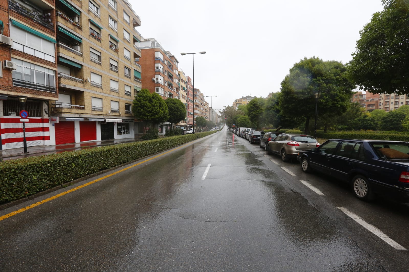 El último sábado sin niños en las calles deja imágenes aún más desiertas de lo habitual por la presencia de lluvia