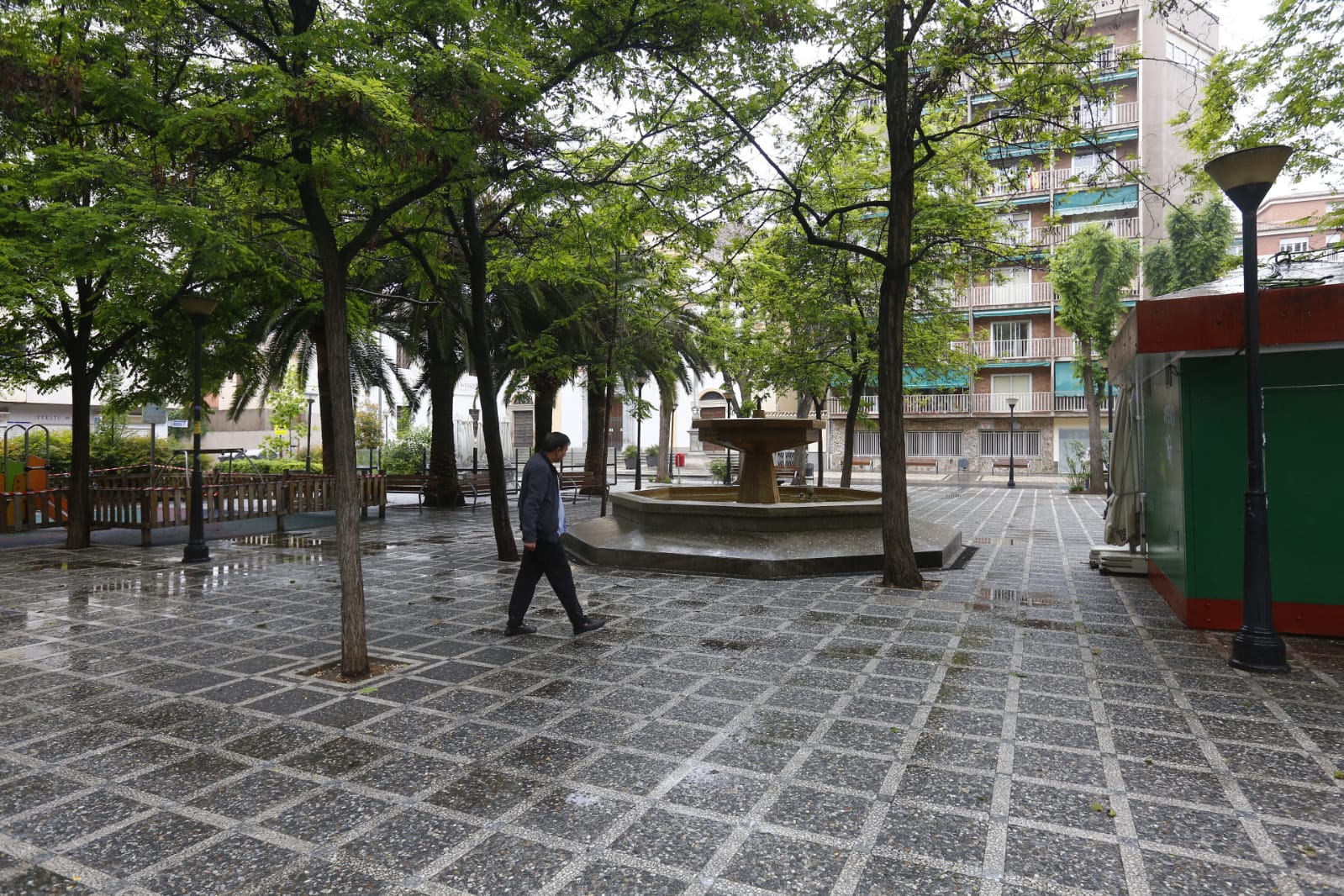 El último sábado sin niños en las calles deja imágenes aún más desiertas de lo habitual por la presencia de lluvia