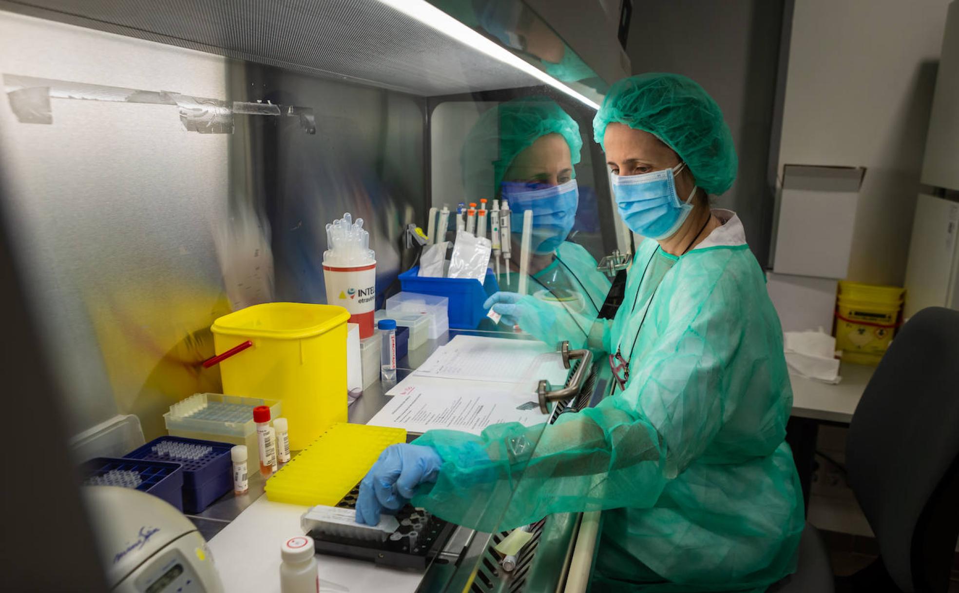 El laboratorio de microbiología del PTS ha funcionado a pleno rendimiento desde el minuto cero.