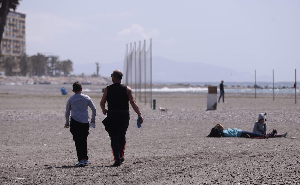 Los niños sexitanos pisan la arena por primera vez después de un mes y medio