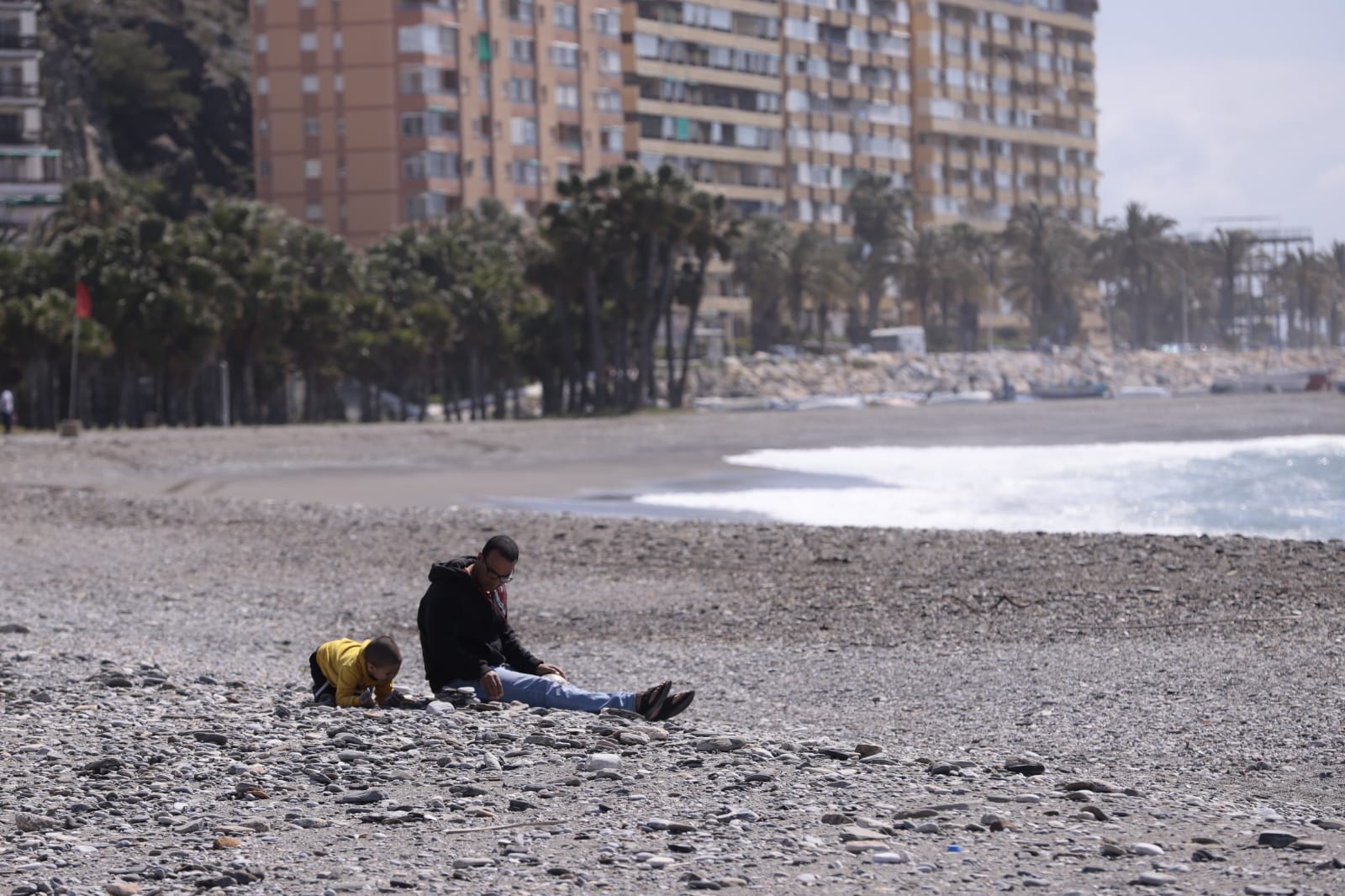 Los más pequeños salen con sus bicicletas, juguetes y pelotas en una mañana soleada en la costa granadina