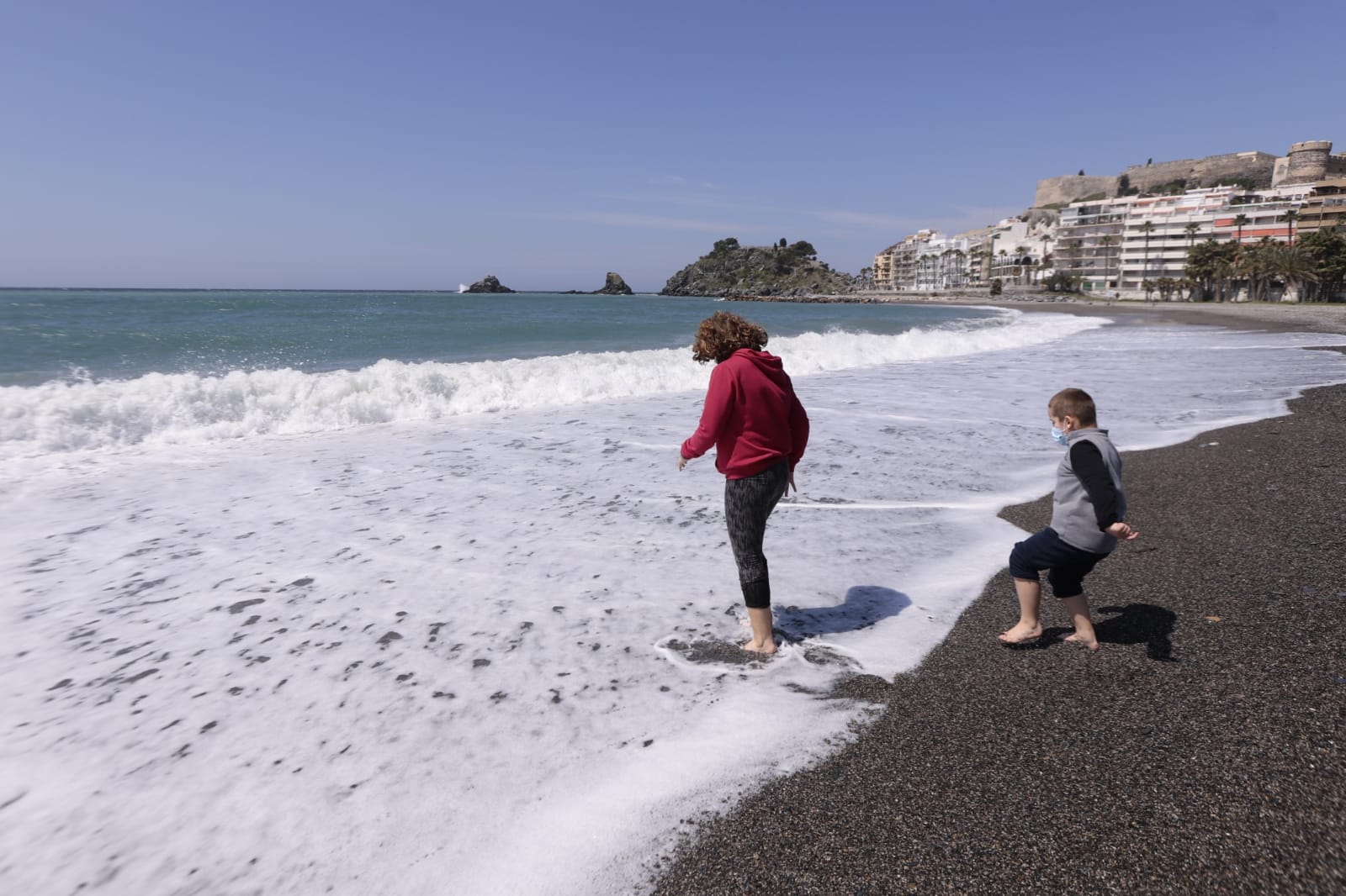 Los más pequeños salen con sus bicicletas, juguetes y pelotas en una mañana soleada en la costa granadina