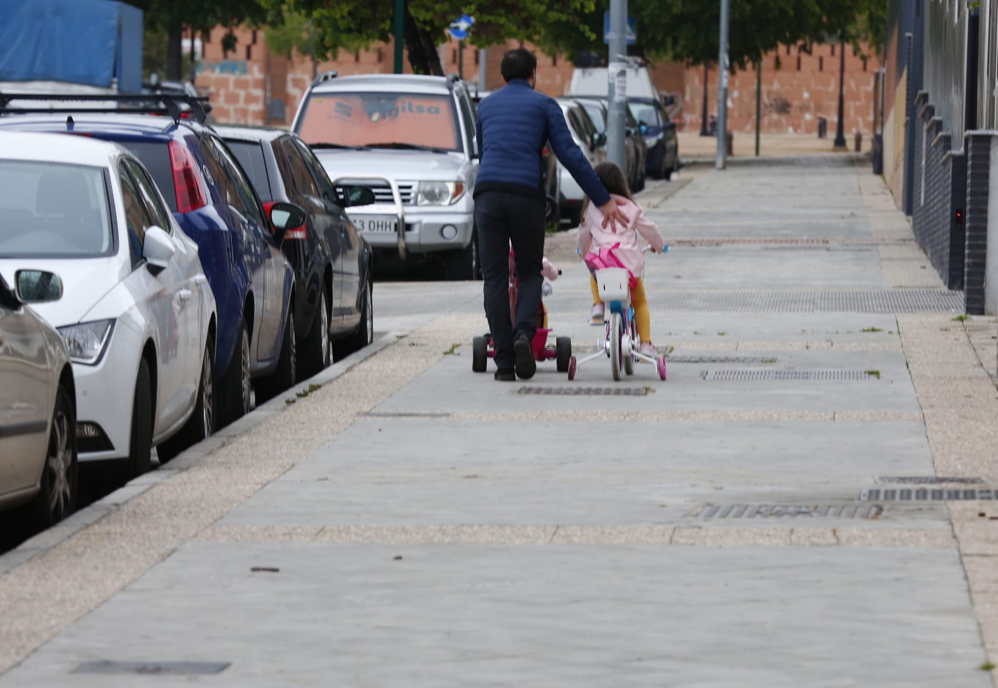 Algunas familias se han animado a salir a primera hora a pesar de la mañana lluviosa que tenemos en la capital