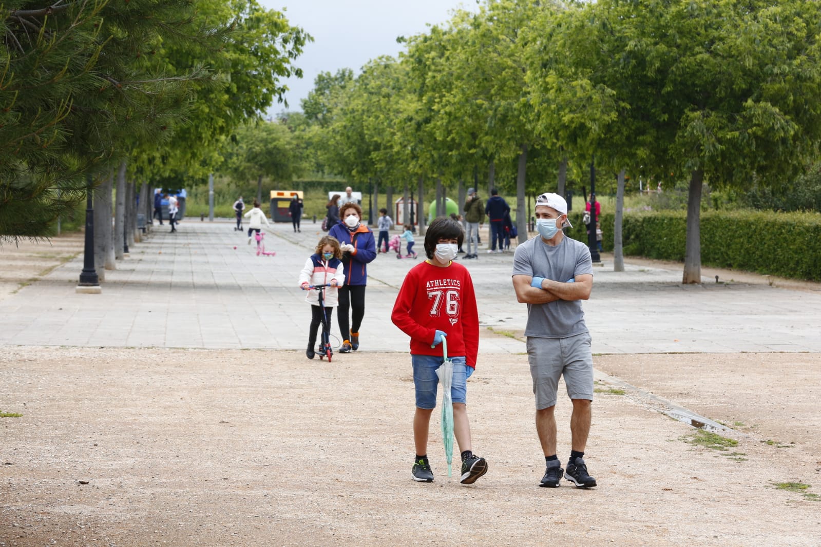 Algunas familias se han animado a salir a primera hora a pesar de la mañana lluviosa que tenemos en la capital