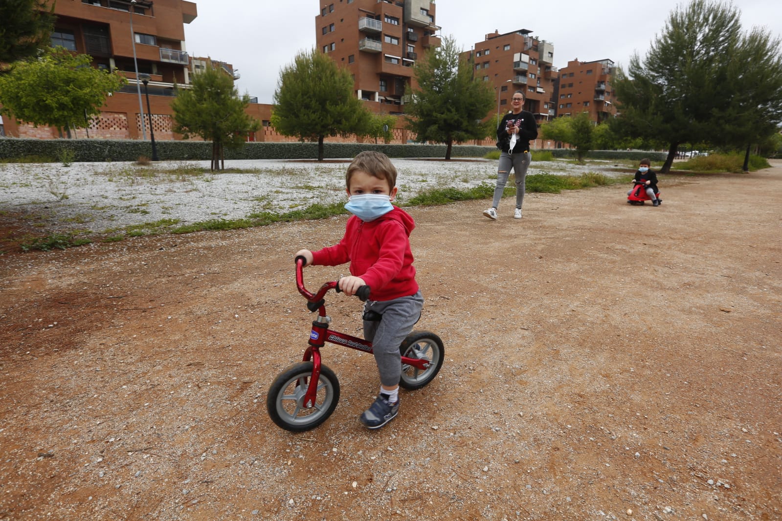 Algunas familias se han animado a salir a primera hora a pesar de la mañana lluviosa que tenemos en la capital