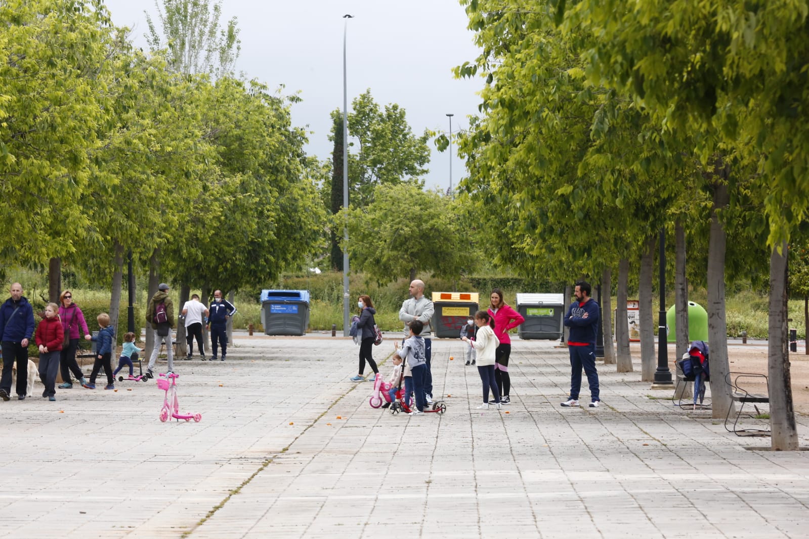 Algunas familias se han animado a salir a primera hora a pesar de la mañana lluviosa que tenemos en la capital