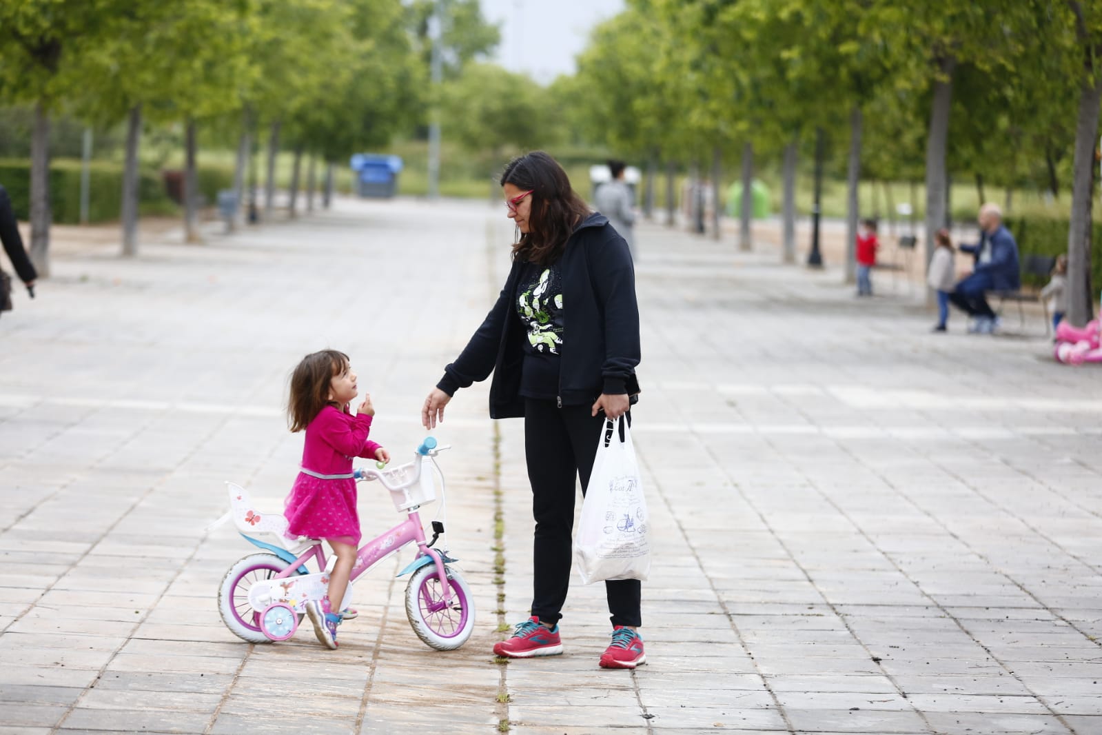 Algunas familias se han animado a salir a primera hora a pesar de la mañana lluviosa que tenemos en la capital