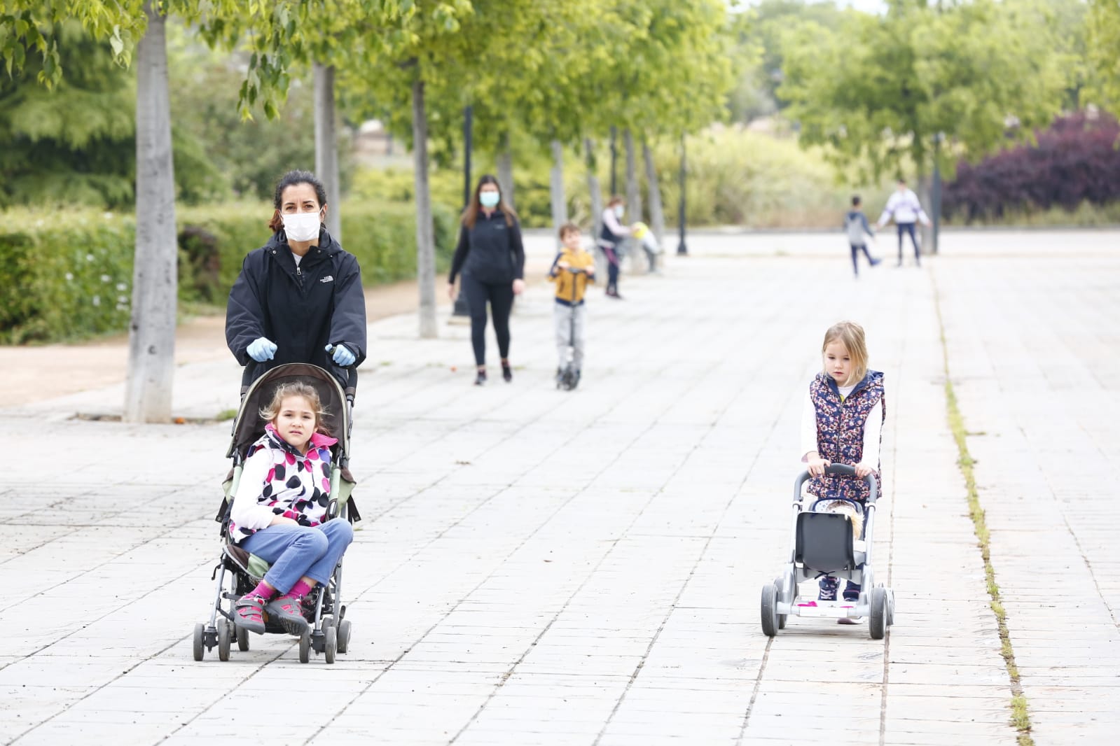 Algunas familias se han animado a salir a primera hora a pesar de la mañana lluviosa que tenemos en la capital