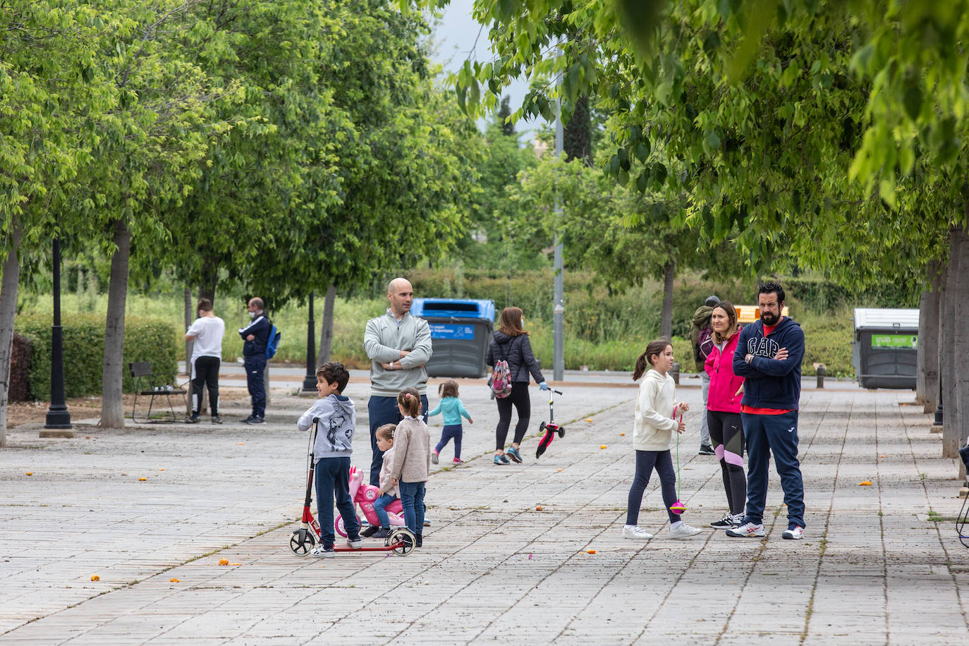 Algunas familias se han animado a salir a primera hora a pesar de la mañana lluviosa que tenemos en la capital