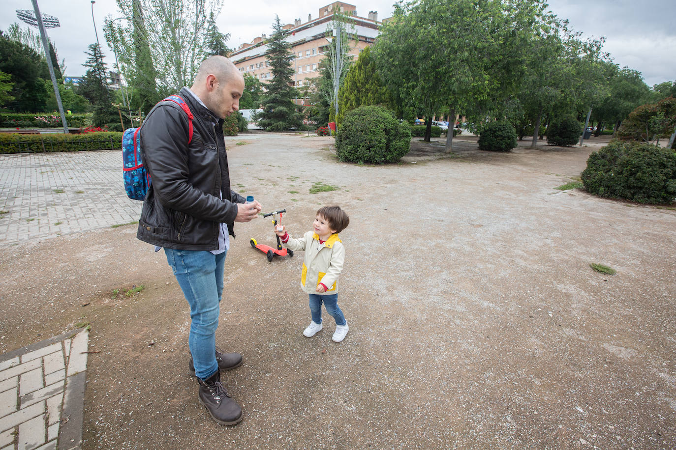 Algunas familias se han animado a salir a primera hora a pesar de la mañana lluviosa que tenemos en la capital