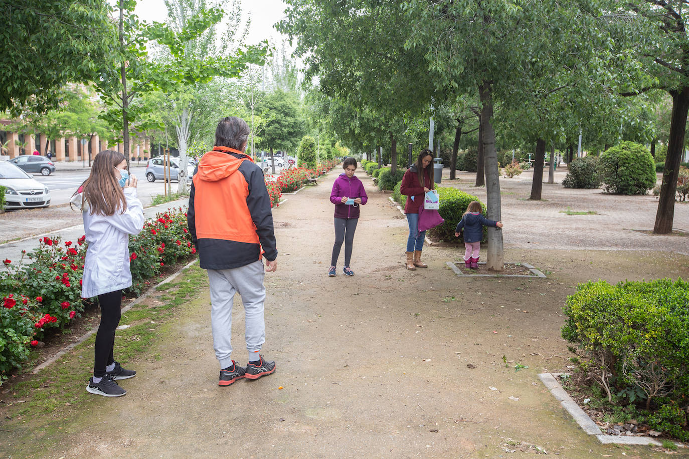 Algunas familias se han animado a salir a primera hora a pesar de la mañana lluviosa que tenemos en la capital