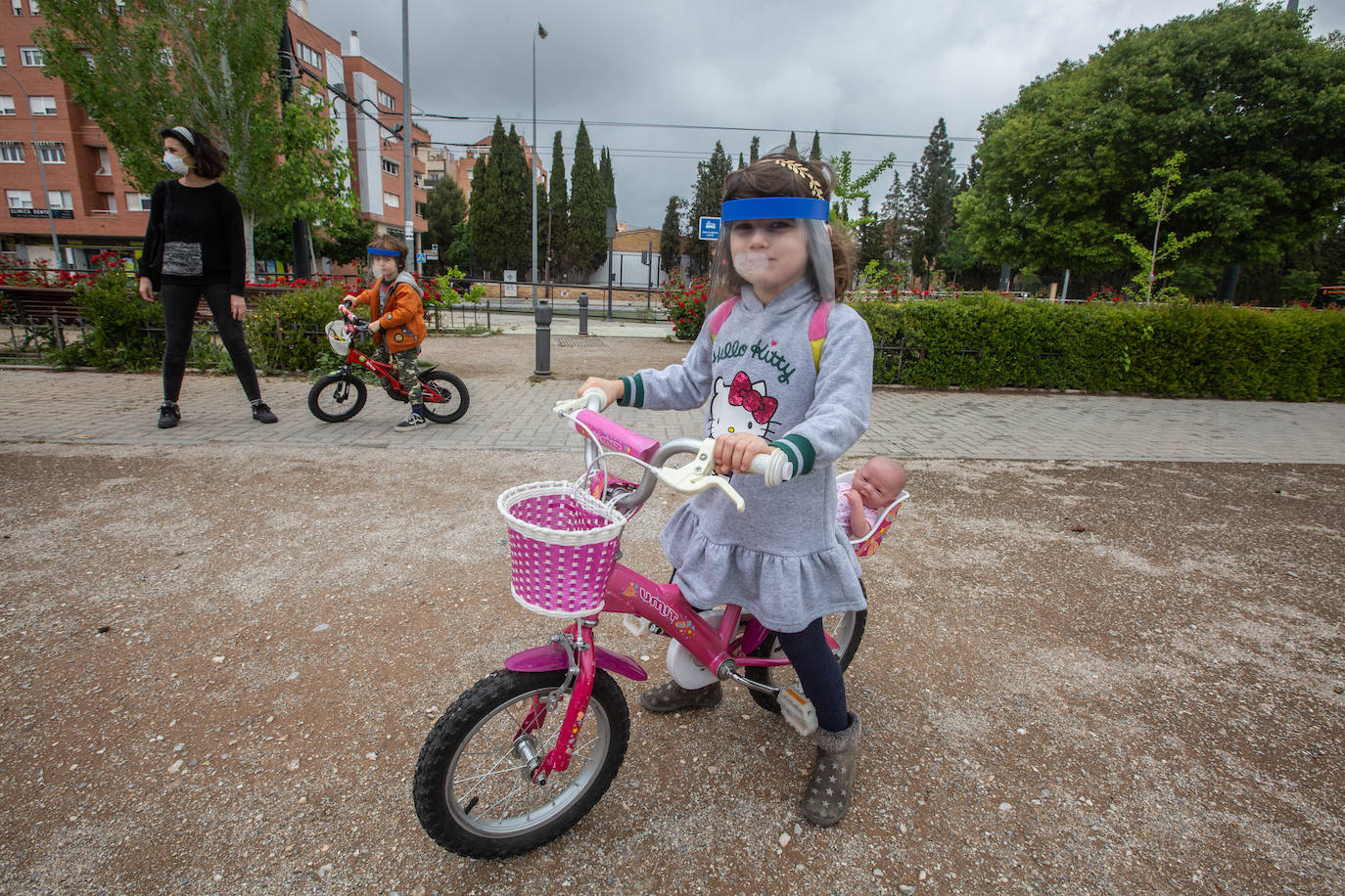 Algunas familias se han animado a salir a primera hora a pesar de la mañana lluviosa que tenemos en la capital