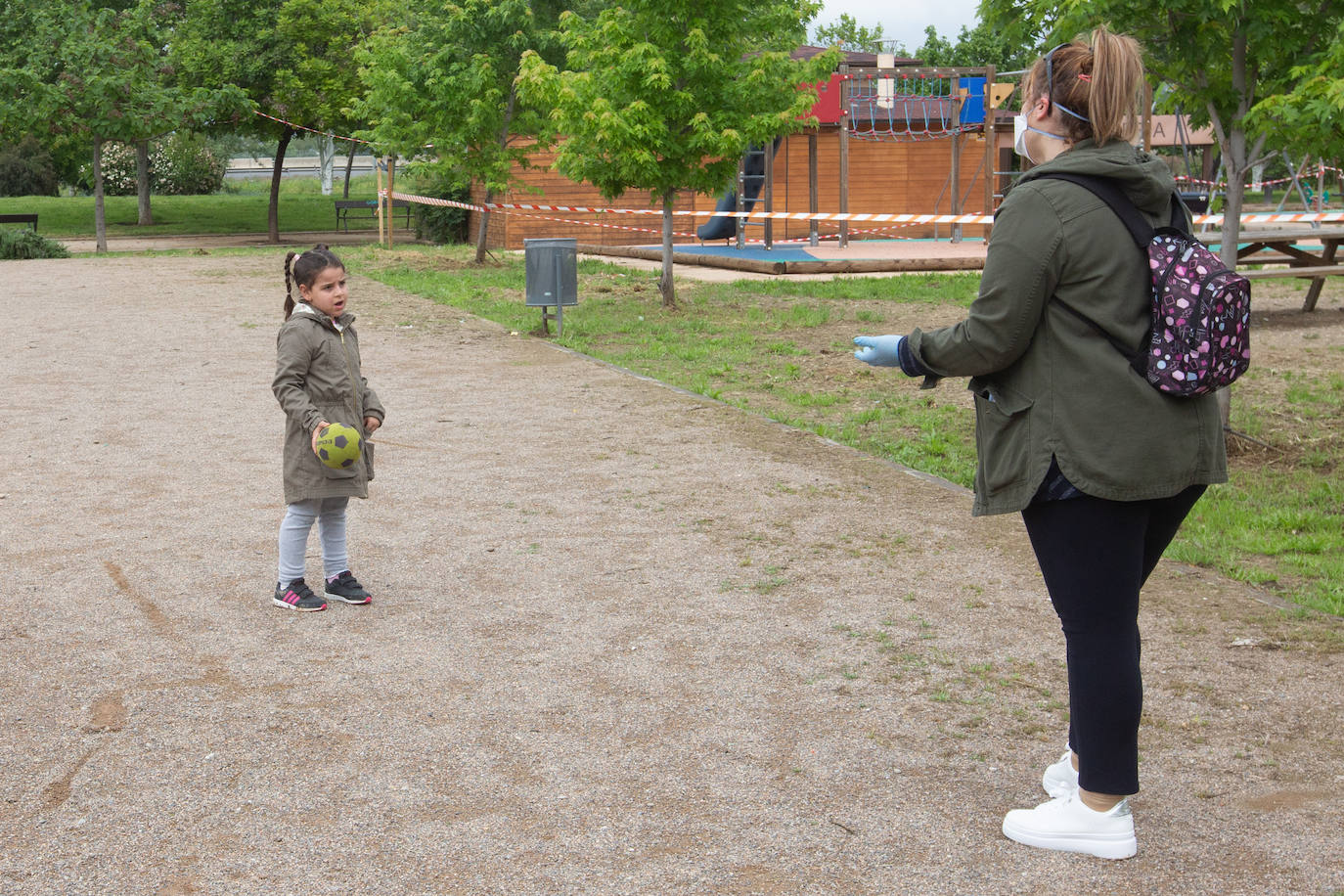 Algunas familias se han animado a salir a primera hora a pesar de la mañana lluviosa que tenemos en la capital