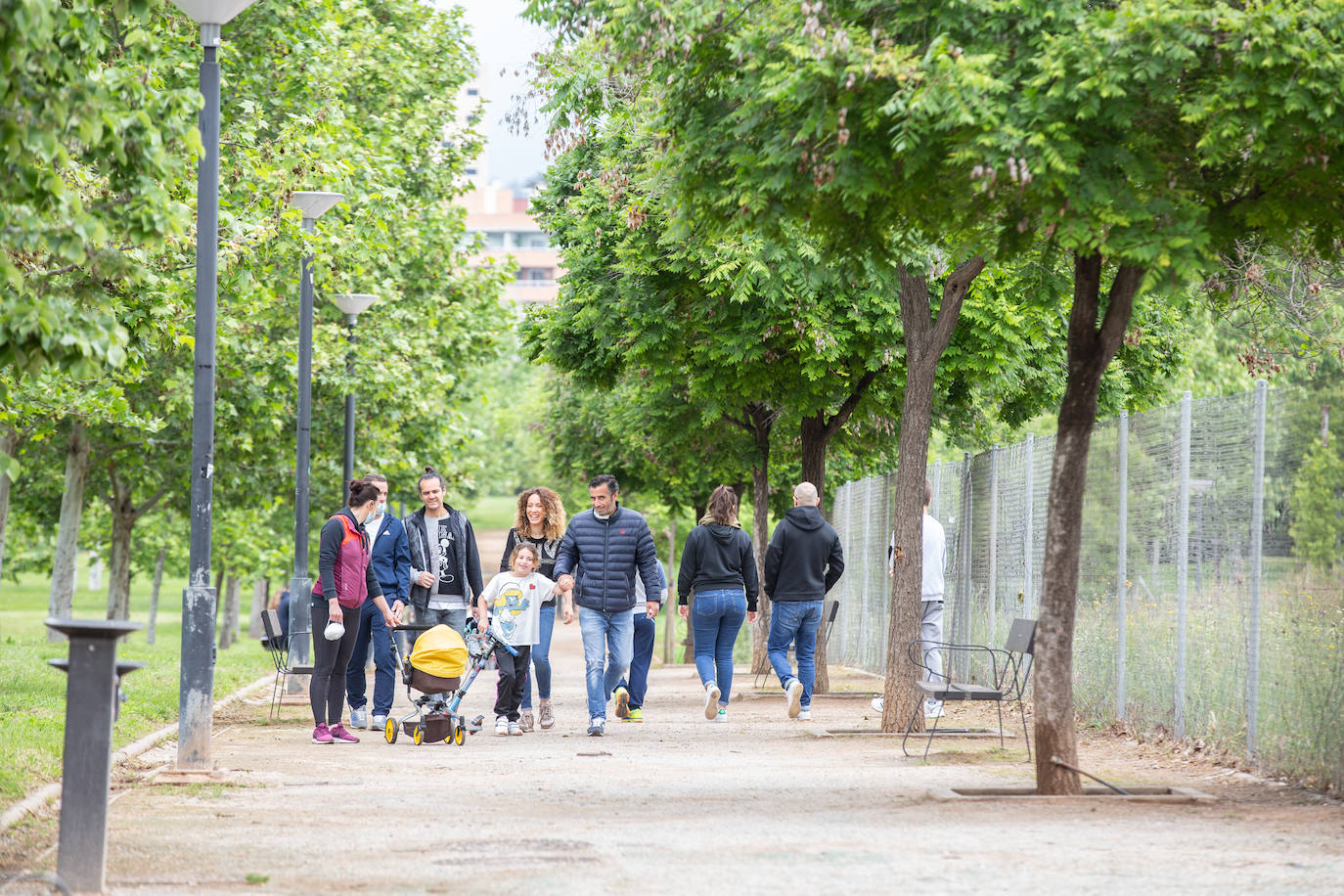 Algunas familias se han animado a salir a primera hora a pesar de la mañana lluviosa que tenemos en la capital