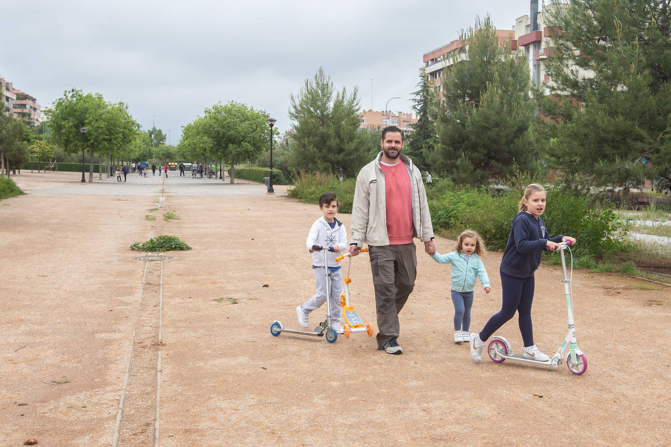 Algunas familias se han animado a salir a primera hora a pesar de la mañana lluviosa que tenemos en la capital