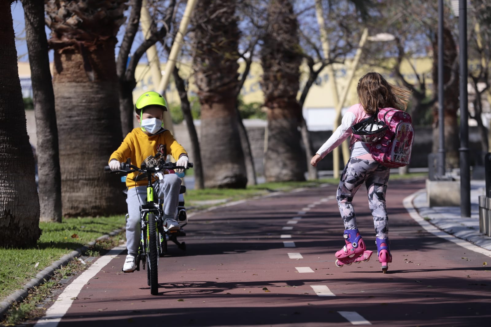 Algunas familias se han animado a salir a primera hora a pesar de la mañana lluviosa que tenemos en la capital