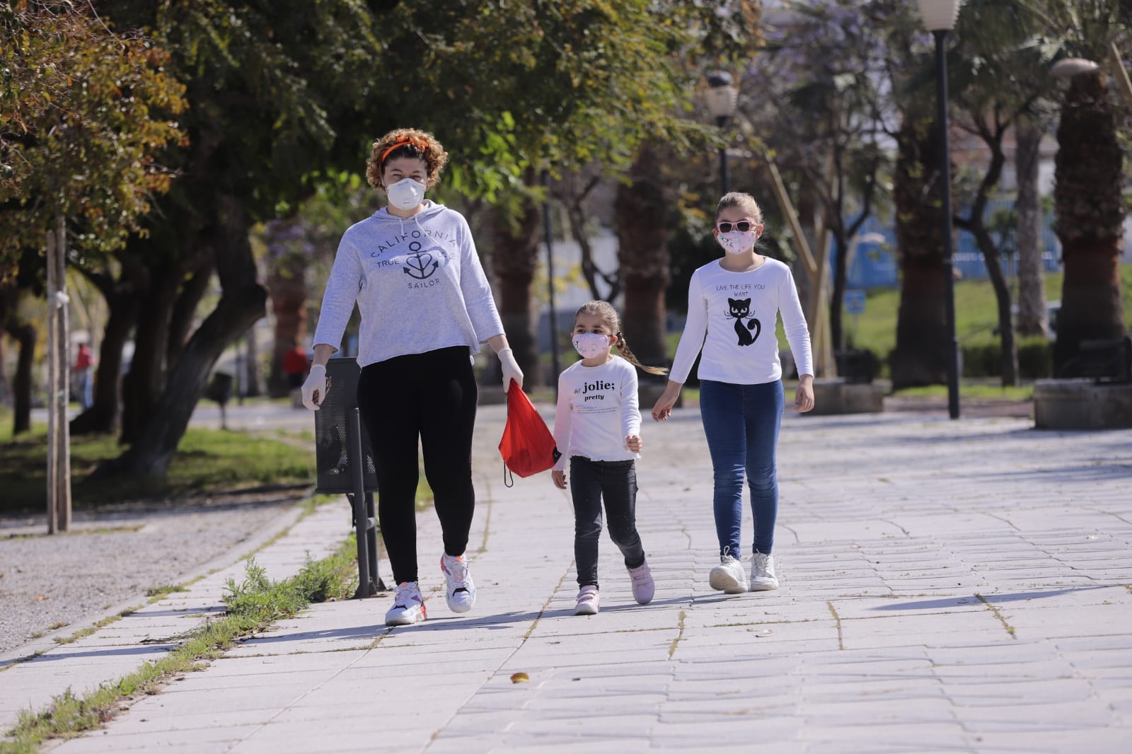 Algunas familias se han animado a salir a primera hora a pesar de la mañana lluviosa que tenemos en la capital