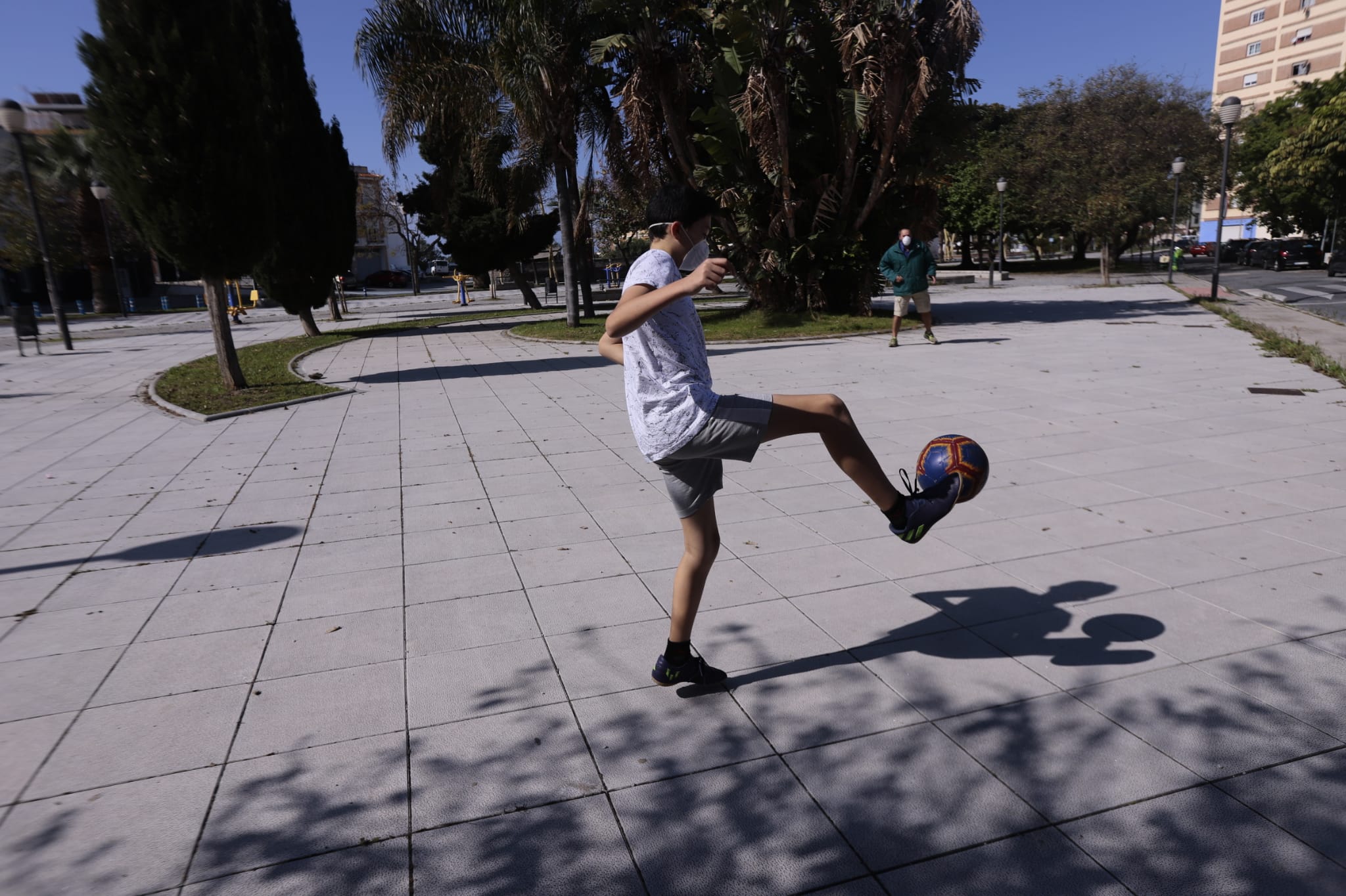 Los más pequeños salen con sus bicicletas, juguetes y pelotas en una mañana soleada en la costa granadina