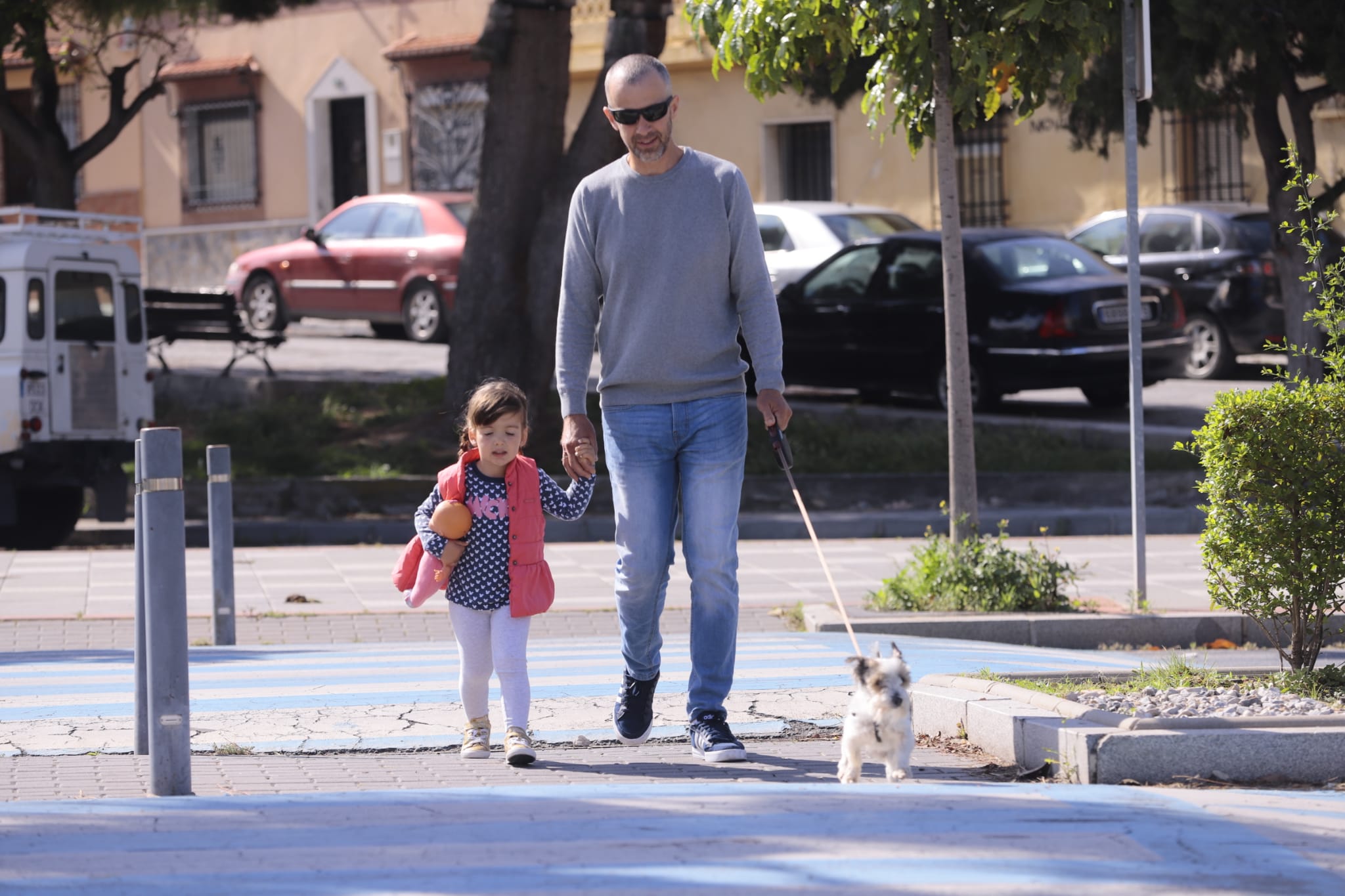 Los más pequeños salen con sus bicicletas, juguetes y pelotas en una mañana soleada en la costa granadina